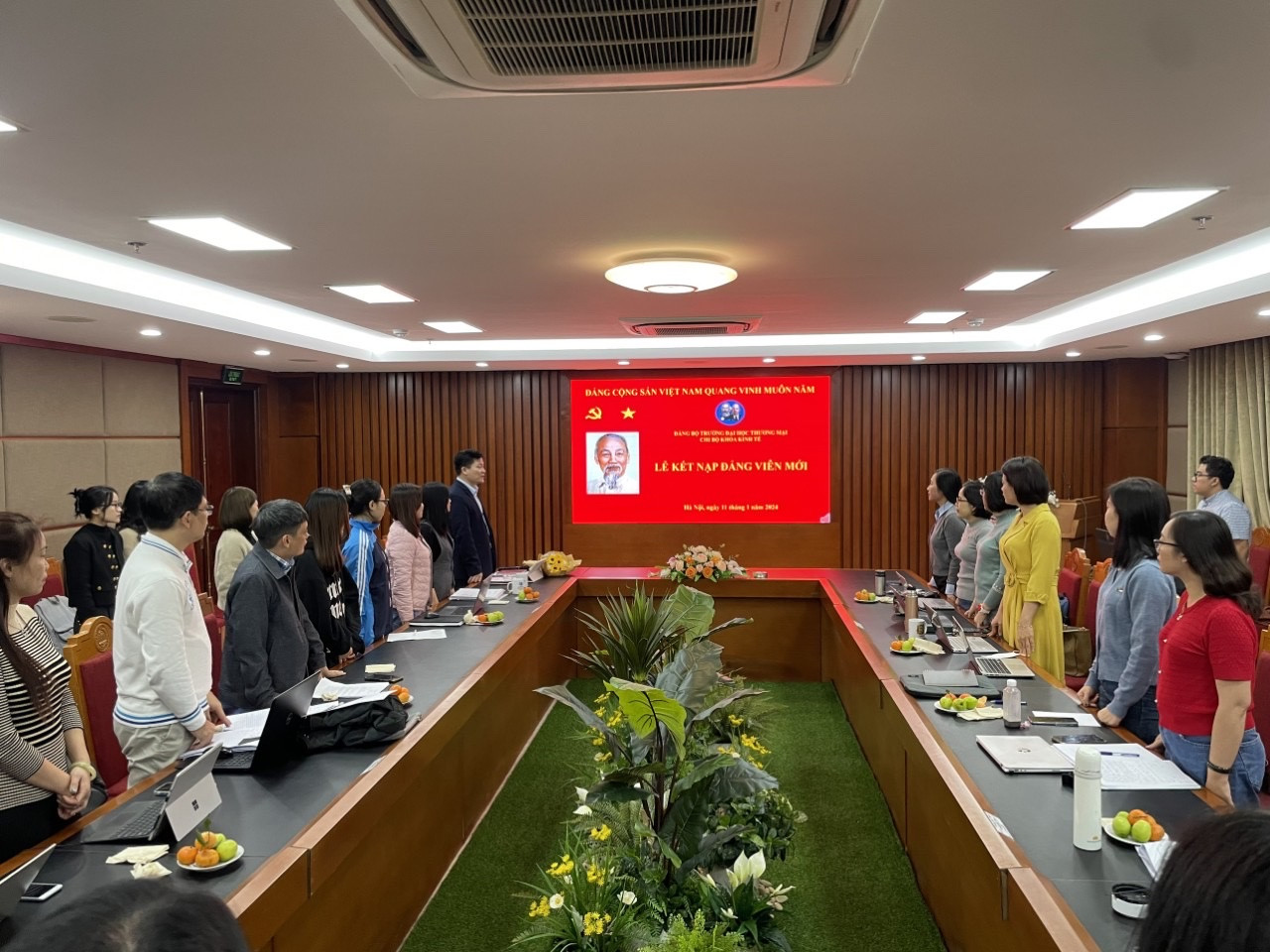 Chi bộ Khoa Kinh tế kết nạp Đảng viên mới và trao Quyết định công nhận đảng viên chính thức