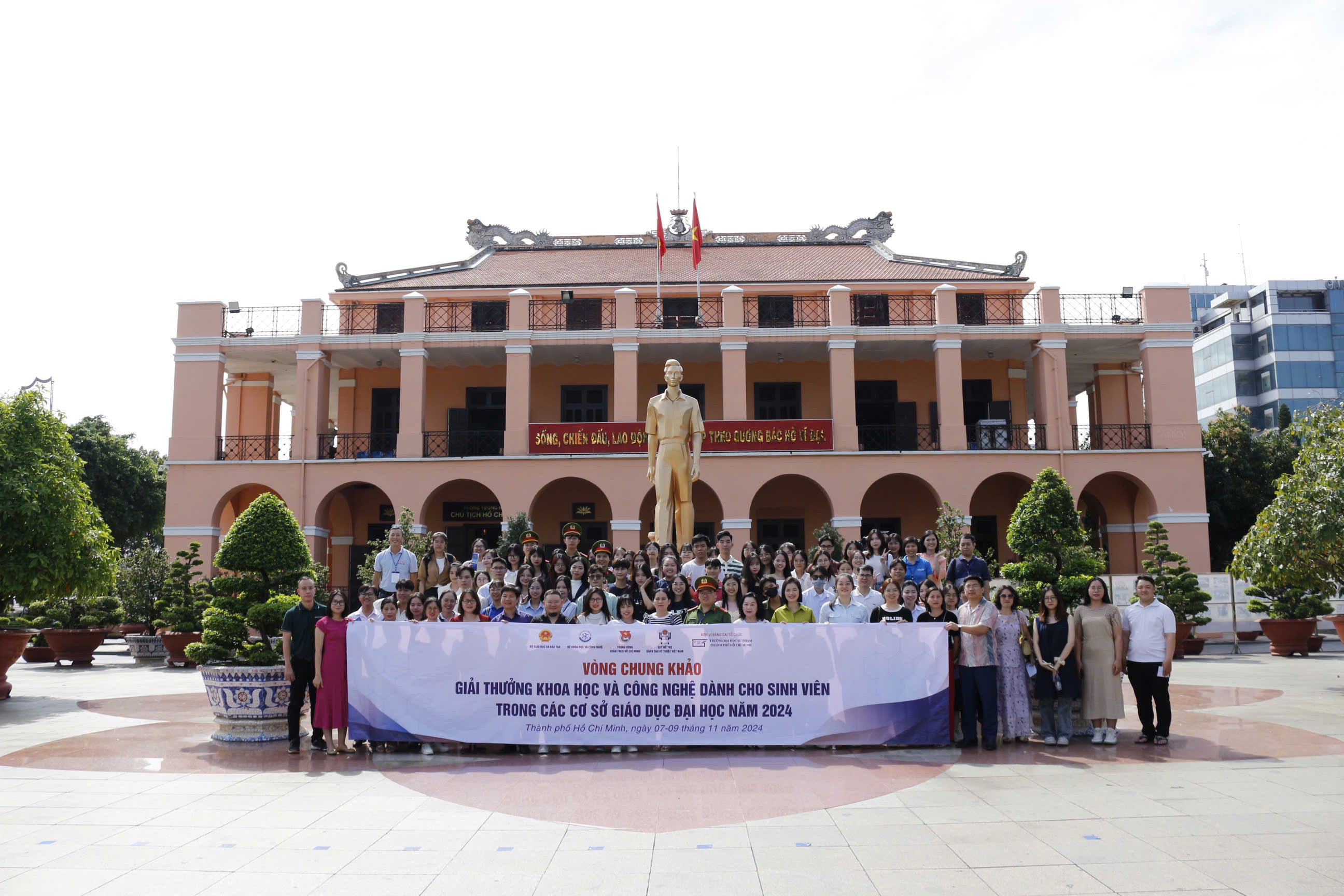 Trường ĐH Thương mại tham dự Lễ Tổng kết, trao Giải thưởng Khoa học và Công nghệ dành cho sinh viên trong các cơ sở giáo dục đại học năm 2024