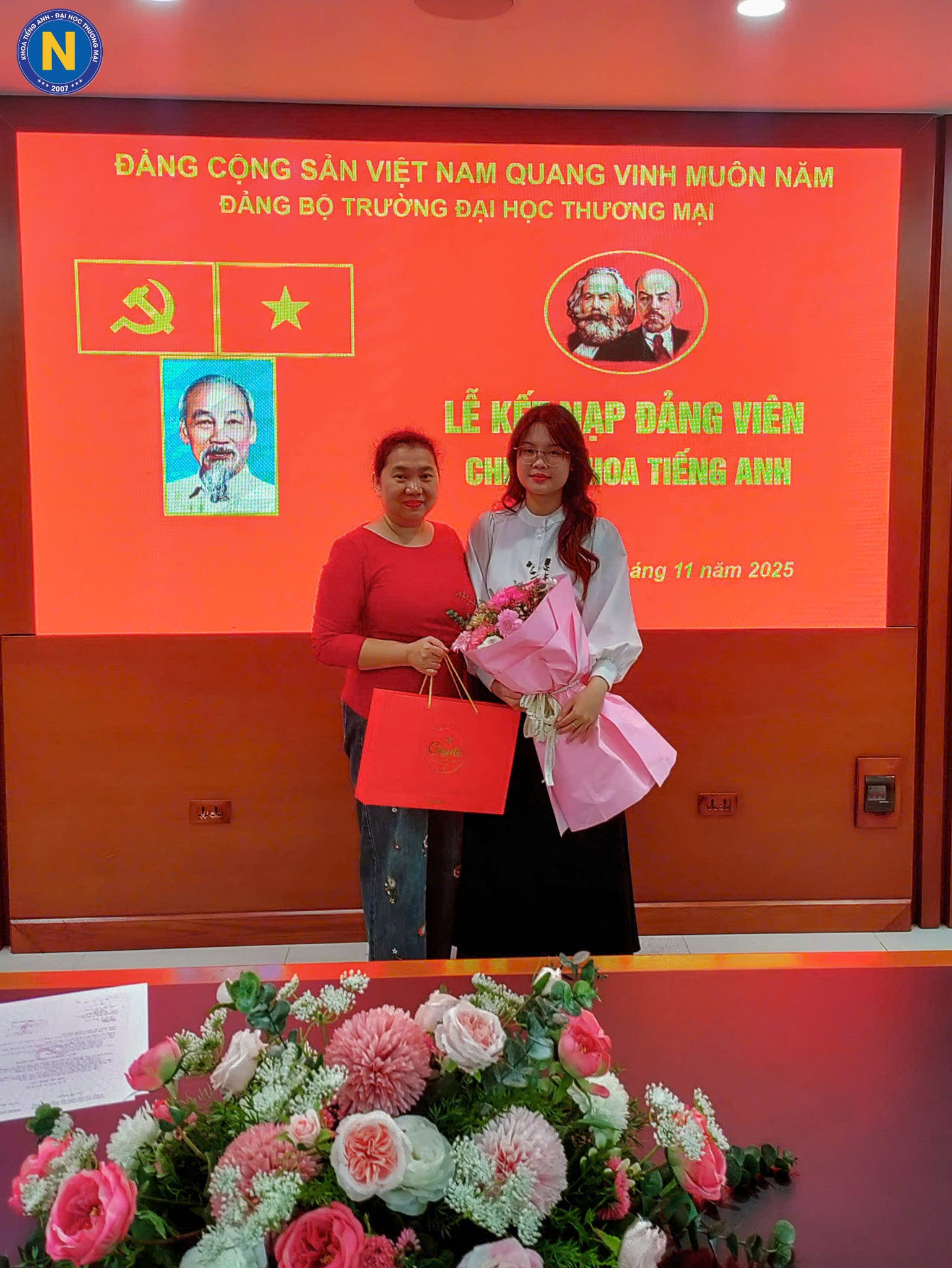 LỄ KẾT NẠP ĐẢNG VIÊN MỚI KHOA TIẾNG ANH