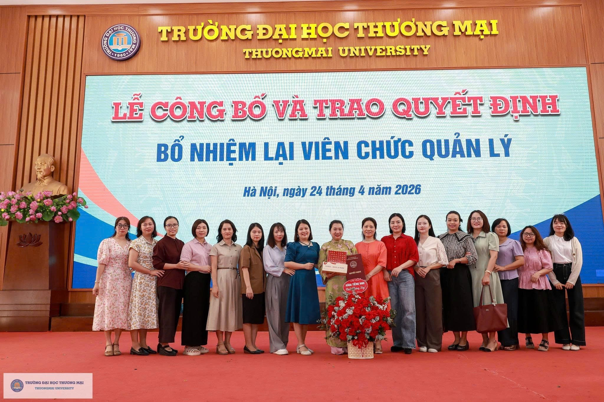 CHÚC MỪNG TRƯỞNG KHOA TIẾNG ANH NHẬN QUYẾT ĐỊNH BỔ NHIỆM LẠI NHIỆM KỲ MỚI