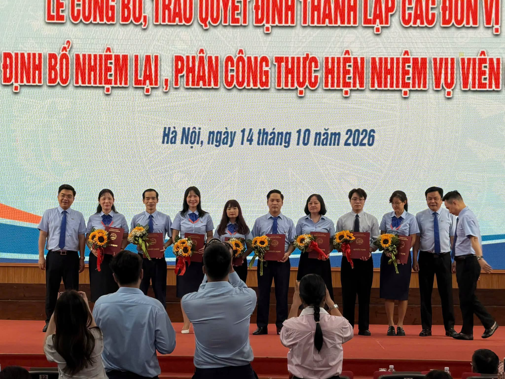 CHÚC MỪNG TS. NGUYỄN THỊ THỦY CHUNG NHẬN QĐ BỔ NHIỆM LẠI CHỨC VỤ PHÓ TRƯỞNG KHOA TIẾNG ANH, TRƯỜNG ĐẠI HỌC THƯƠNG MẠI