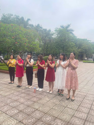 BCN Khoa và đại diện các thầy cô giáo Tiếng Anh dâng hương tại Tượng đài Chủ tịch Hồ Chí Minh kính yêu