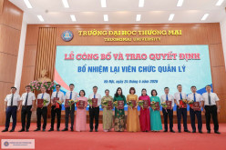 CHÚC MỪNG TRƯỞNG KHOA TIẾNG ANH NHẬN QUYẾT ĐỊNH BỔ NHIỆM LẠI NHIỆM KỲ MỚI